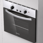 Forno de embutir a gás 50L com a porta aberta, mostrando o interior iluminado com duas prateleiras aramadas e o painel superior em aço inox.
