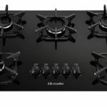 Cooktop 5 Bocas Mueller Bivolt G5 preto com mesa de vidro temperado e trempes individuais em ângulo superior.
